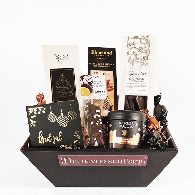 Smuk julekurv med danske lækkerier i form af chokolade og lakrids