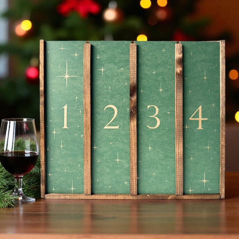 Eksklusiv adventskalender i flot trækasse med grønne låger. Fyldt med Kirsebær Likør, Rødvin, Jule Mjød og Portvin samt masser søde lækkerier.