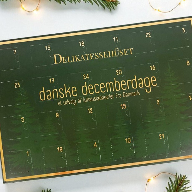 Julekalender med delikatesser – 24 dage med dansk chokolade, konfekt, skumfiduser og bolcher.