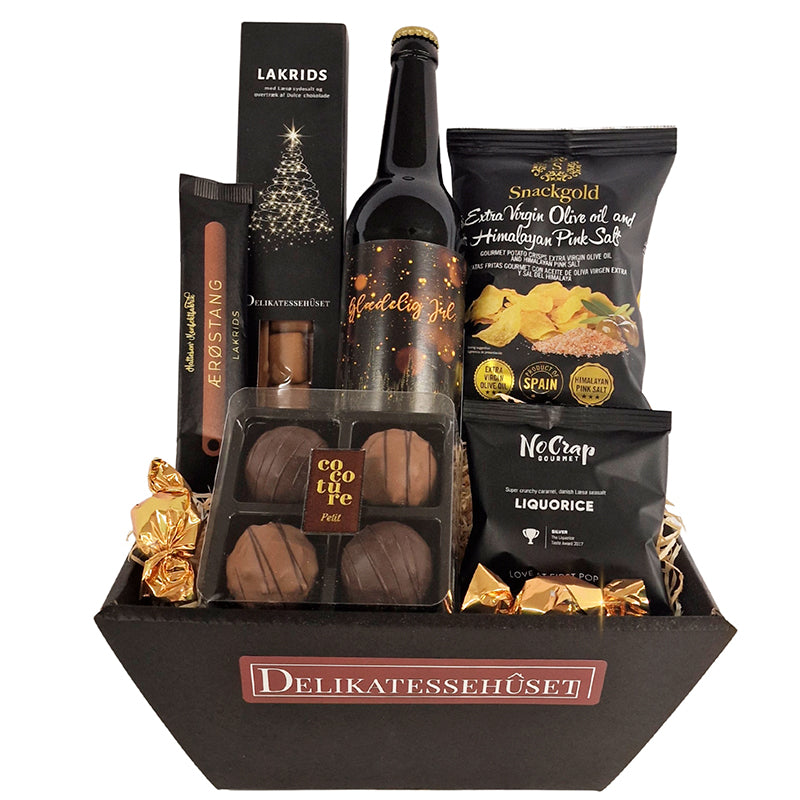 Julekurv med dansk juleøl, romkugler og dansk lakrids. Forkæl én du holder af med en lækker julehilsen.