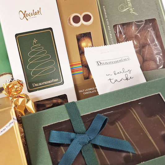 Jule-gavekurv med forskellige søde lækkerier