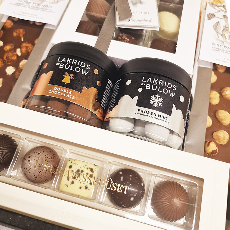 Julekurv - stor gavekurv med lækkert fra Summerbird, Lakrids by Bülow og Xocolatl