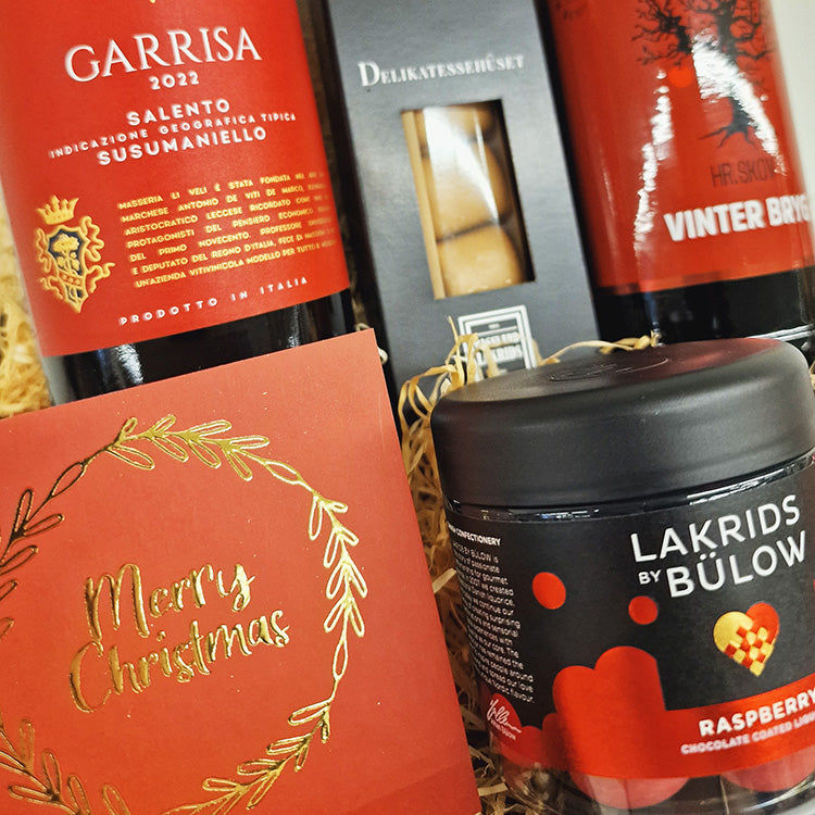Gavekurv - smuk rød julekurv med julevin, øl og lakrids