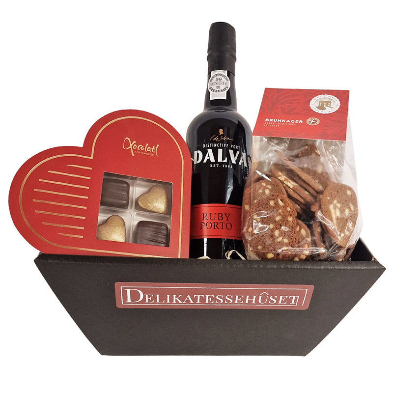 Lille gavekurv med portvin, småkager og chokolade
