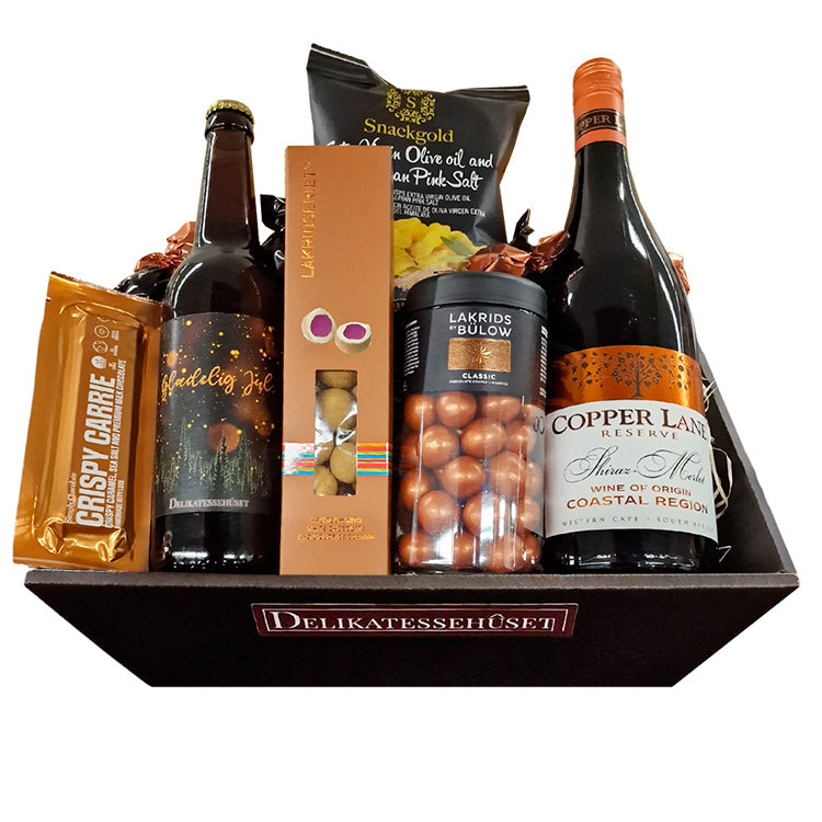 Julekurv med juleøl, rødvin, chips, lakrids og chokolade