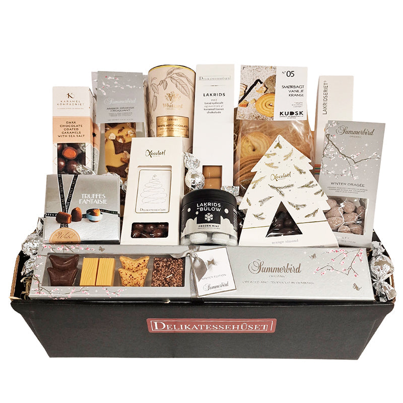 Overdådig vinterkurv med danske lækkerier. Her er især chokolade fra Summerbird, men også karameller, lakrids og småkager.
