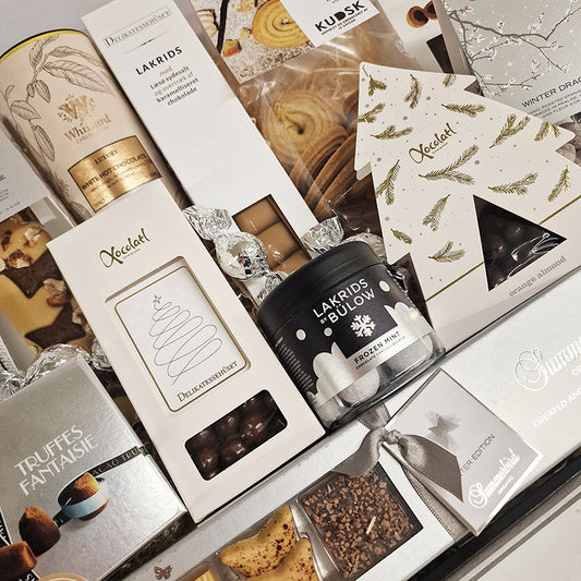 Overdådig vinterkurv med danske lækkerier. Her er især chokolade fra Summerbird, men også karameller, lakrids og småkager.