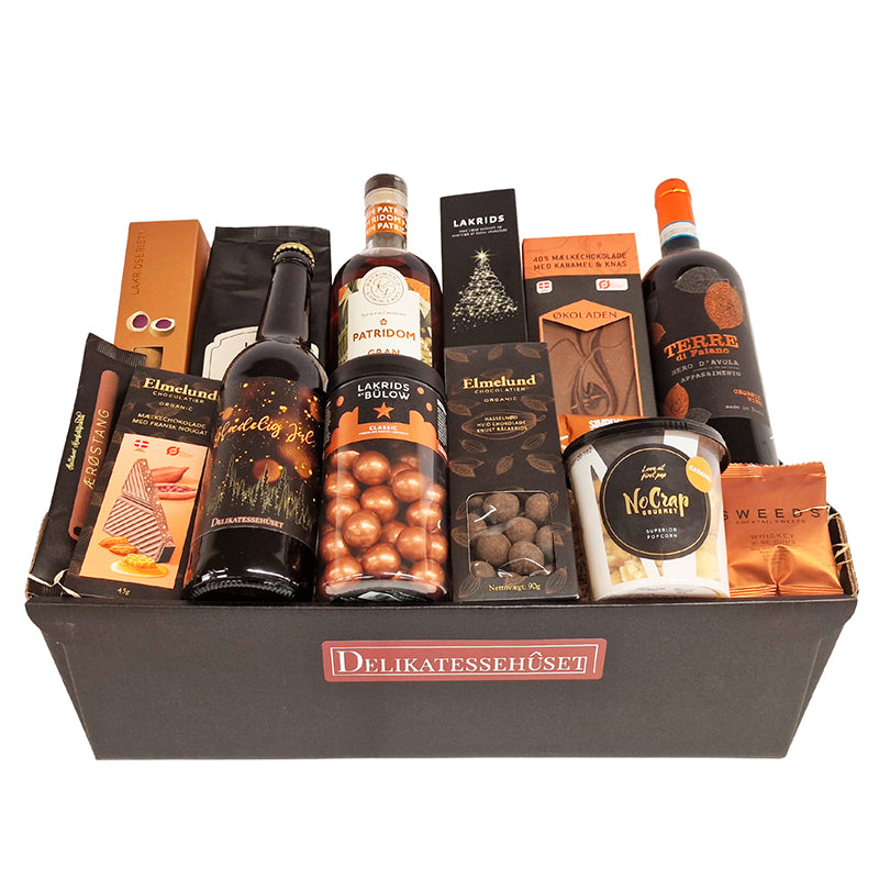 Overdådig julekurv med lækkerier, rødvin, rom og juleøl