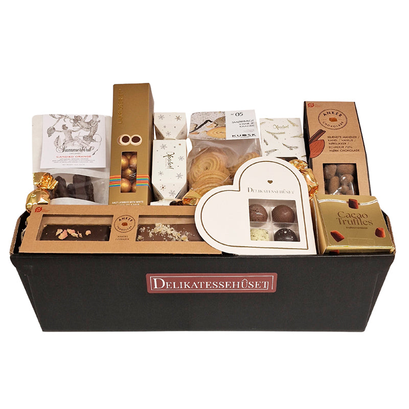 Stor julekurv med chokolade, lakrids og lækkerier