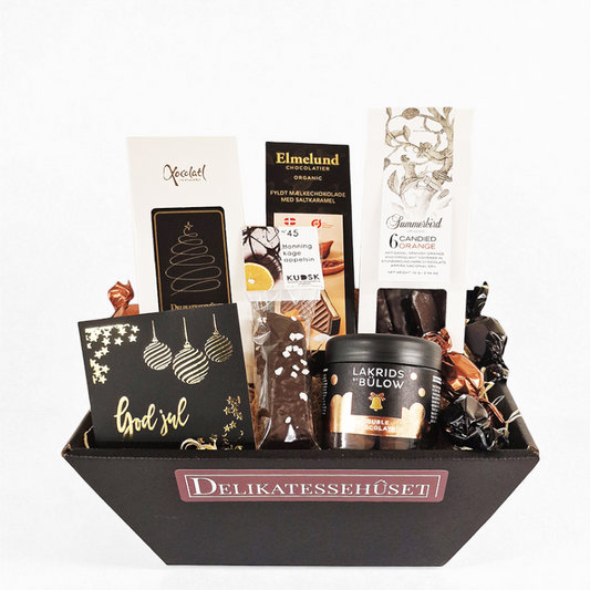 Smuk julekurv med danske lækkerier i form af chokolade og lakrids