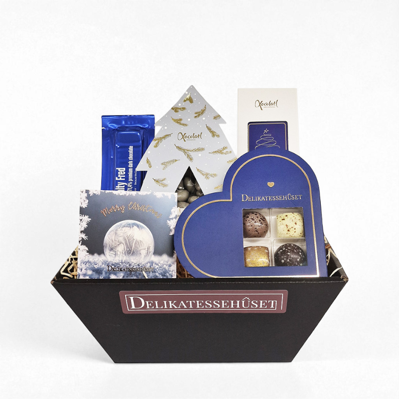 Smuk frostblå gavekurv med skønne julelækkerier og chokolade