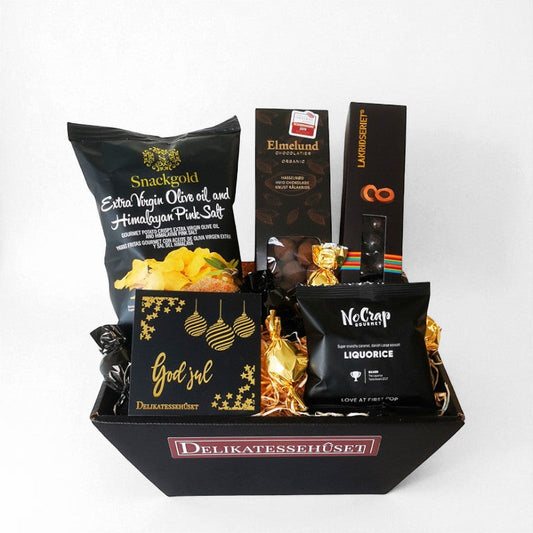 Julekurv med søde lækkerier, fx chokolade, lakrids og chips