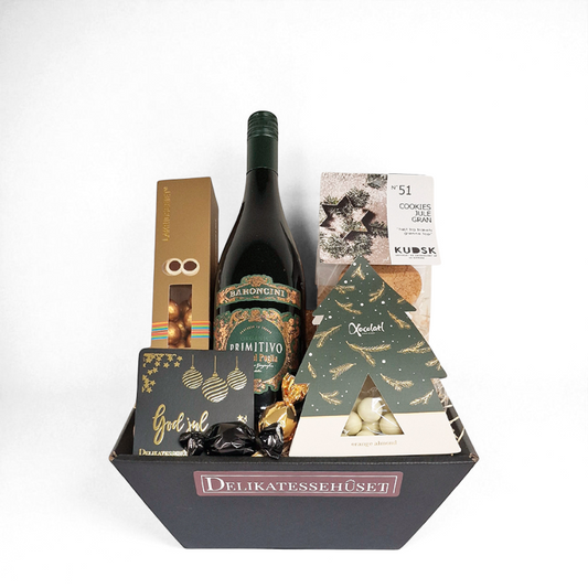 Julekurv med vin, chokolade og cookies