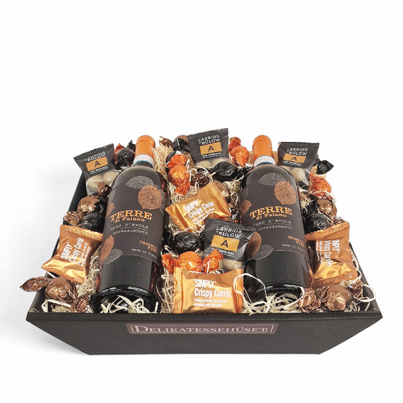 Lækker julekurv med to flasker rødvin og luksus chokolade