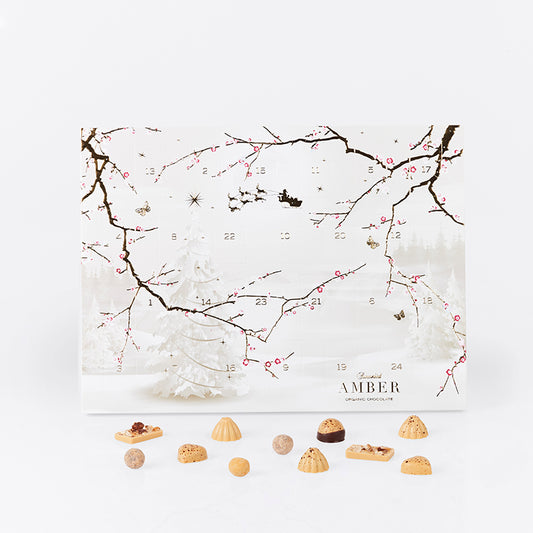 Summerbird Amber julekalender med 24 låger fyldt med chokoladebarer, fyldte chokolader, trøfler og dragéer lavet af den ikoniske Amber chokolade.