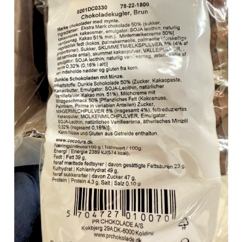 Ingrediensliste på pose med mørke chokoladekugler med mynte fra Cocoture og PR Chokolade.