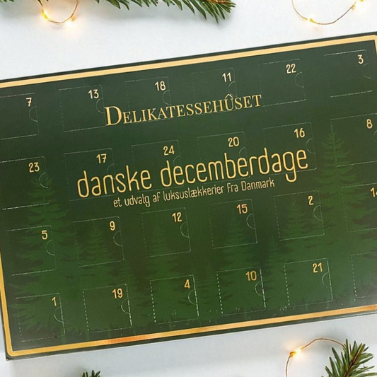 Julekalender med delikatesser – 24 dage med dansk chokolade, konfekt, skumfiduser og bolcher.