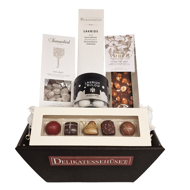 Gavekurv - snehvid julekurv med lækkert fra Summerbird, Lakrids by Bülow og Xocolatl