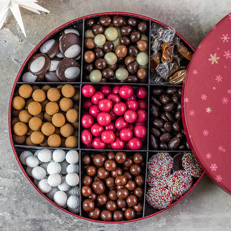 Gaveæske fra Xocolatl med masser forskellige julelækkerier. Chokolade, karameller, lakrids og dragéer.