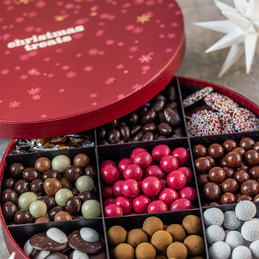 Gaveæske fra Xocolatl med masser forskellige julelækkerier. Chokolade, karameller, lakrids og dragéer.