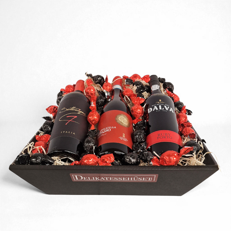 Julekurv med tre gode flasker og chokolade