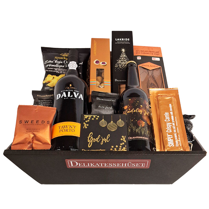 Smuk julekurv fra Delikatessehuset med portvin, juleøl, chips og chokolade
