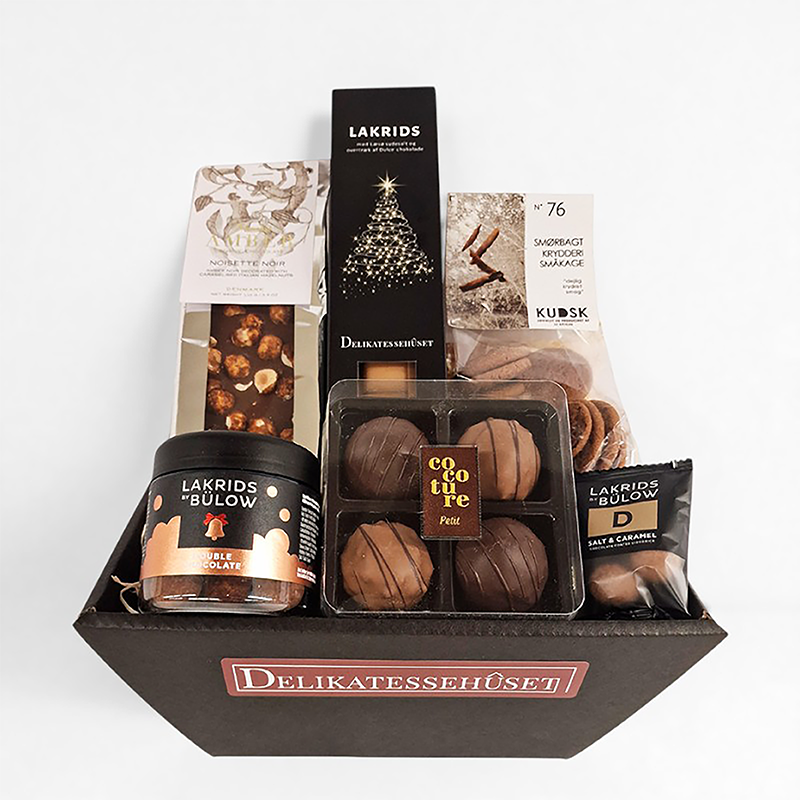 Gavekurv med forskellige chokoladeprodukter -  bl.a. romkugler, Lakrids by Bülow, Summerbird chokolade og småkager