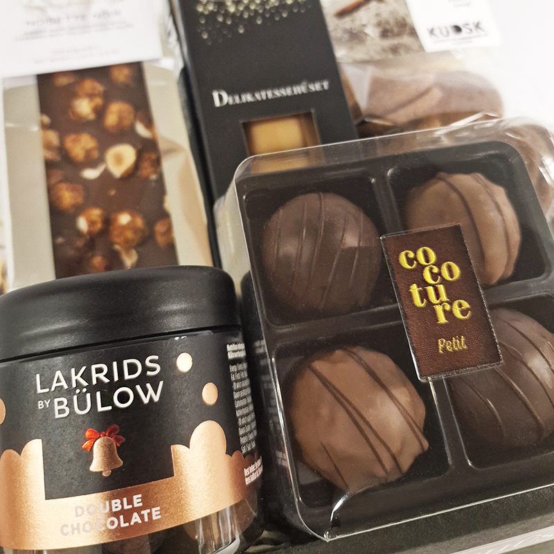 Gavekurv med forskellige chokoladeprodukter -  bl.a. romkugler, Lakrids by Bülow, Summerbird chokolade og småkager