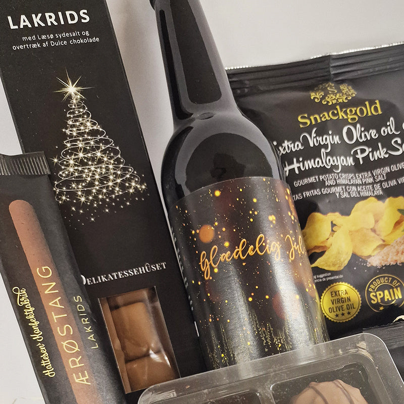 Julekurv med dansk juleøl, romkugler og dansk lakrids. Forkæl én du holder af med en lækker julehilsen. 