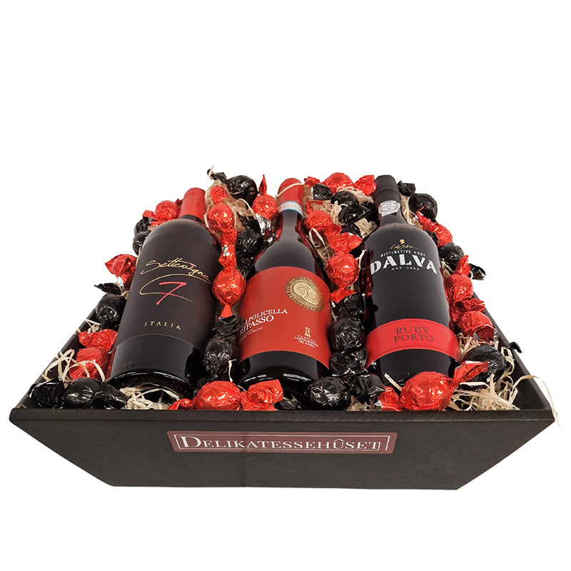 Gavekurv, julekurv med to flasker rødvin og en flaske portvin, samt masser chokoladekugler