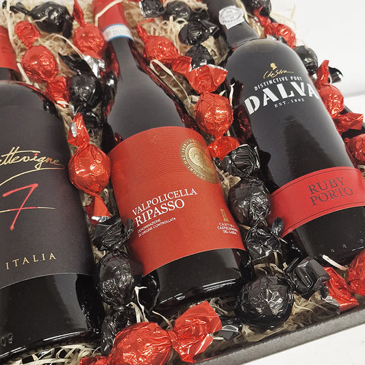 Gavekurv, julekurv med to flasker rødvin og en flaske portvin, samt masser chokoladekugler