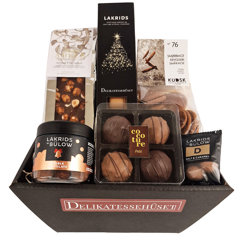 Gavekurv med forskellige chokoladeprodukter -  bl.a. romkugler, Lakrids by Bülow, Summerbird chokolade og småkager
