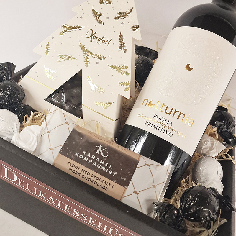 Julekurv med rødvin, chokoladedragerede mandler og en karamelbar