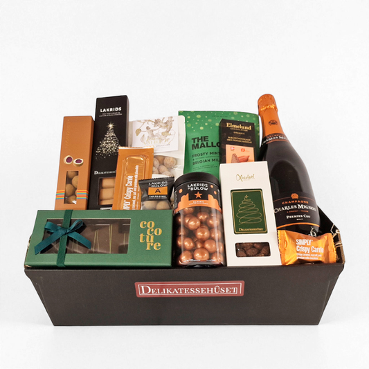 Overdådig gavekurv julekurv med champagne, marcipan, lakrids og chokolade