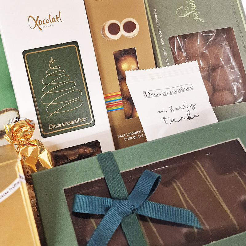 Jule-gavekurv med forskellige søde lækkerier