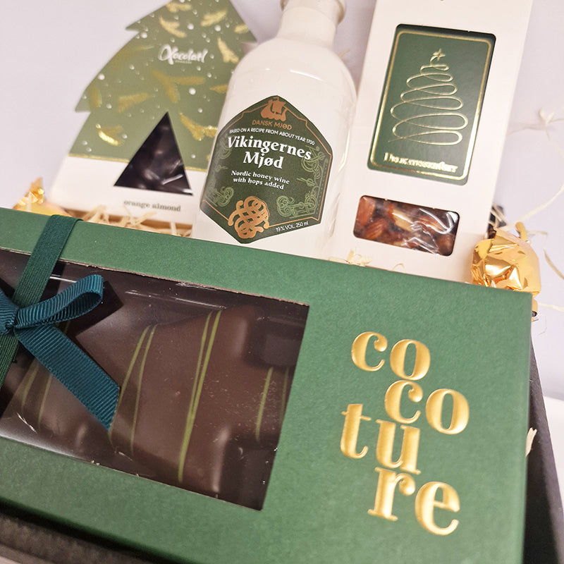 Julekurv med mjød, marcipanjuletræ og mandler