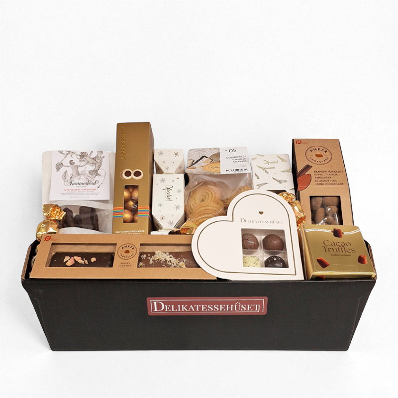 Stor julekurv med chokolade, lakrids og lækkerier