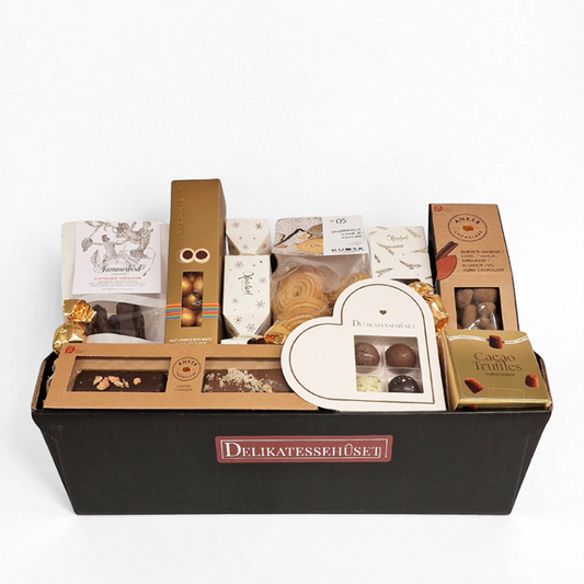 Stor julekurv med chokolade, lakrids og lækkerier