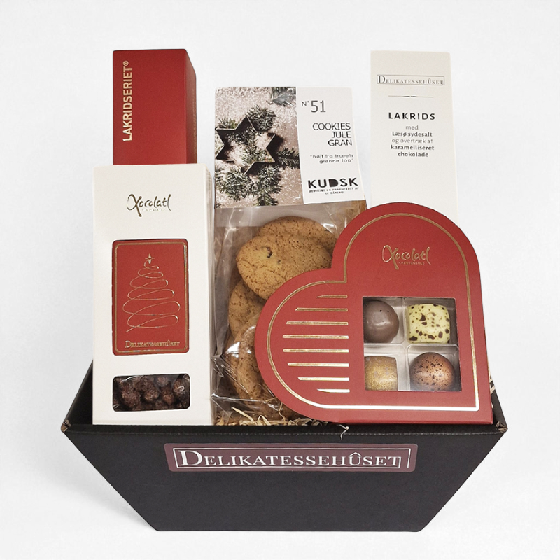 Julekurv med en masse søde lækkerier og cookies
