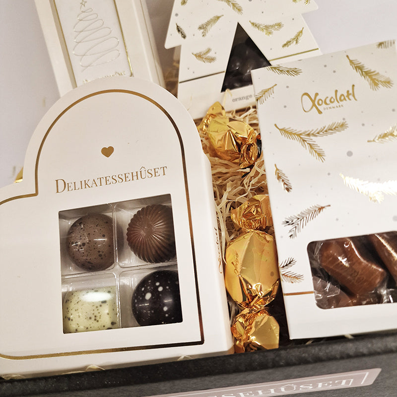 Julekurv med forskellige chokoladeprodukter fra Xocolatl. Send en gavekurv til jul.