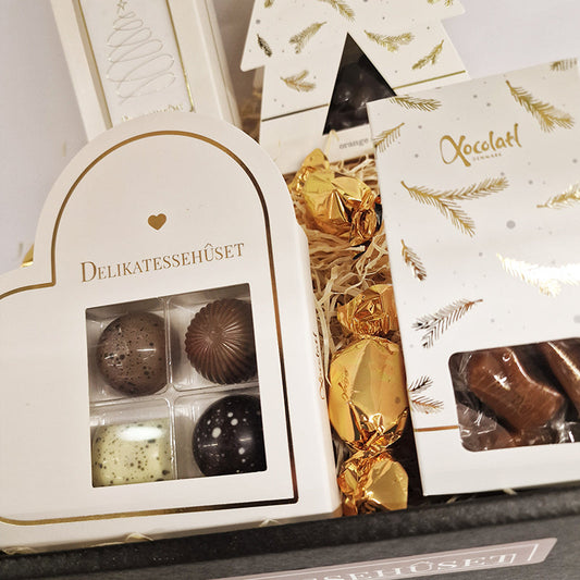 Julekurv med forskellige chokoladeprodukter fra Xocolatl. Send en gavekurv til jul.