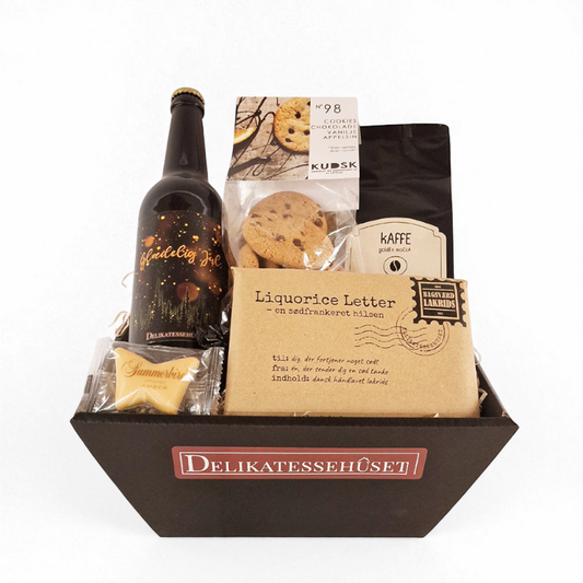 Julekurv med lækkerier i form af kaffe, lakrids og cookies