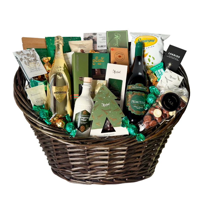 Stor julekurv med eksklusive delikatesser, chokolade, lakrids og julespecialiteter, smukt anrettet i fletkurv med cellofan og gavebånd