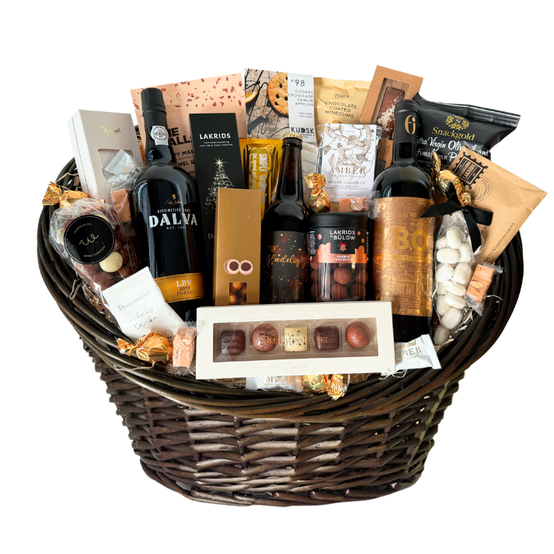 Kæmpe luksus gavekurv med vin, lakrids, chokolade og delikatesser, smukt anrettet i en fletkurv med cellofan og gavebånd