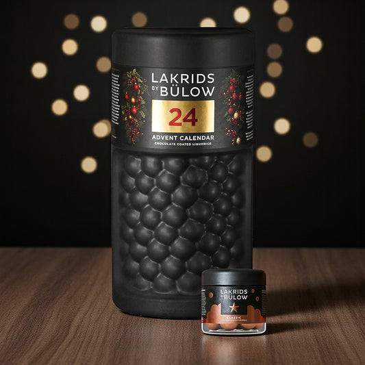 Lakrids by Bülow familiejulekalender med 24 låger i form af en stor rund bøtte, fyldt med gourmetlakrids til 4 personer.	
