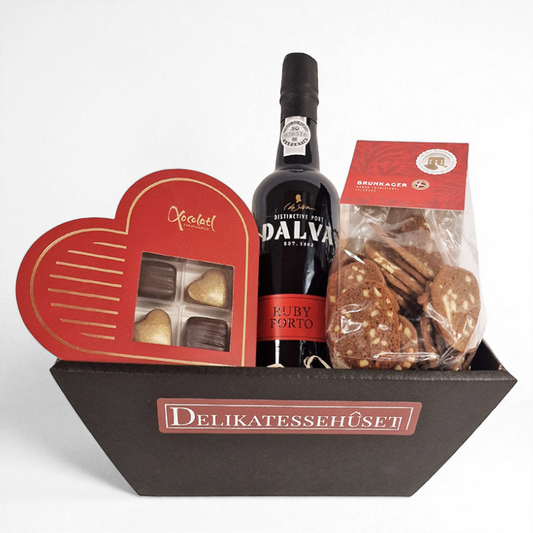 Lille gavekurv med portvin, småkager og chokolade