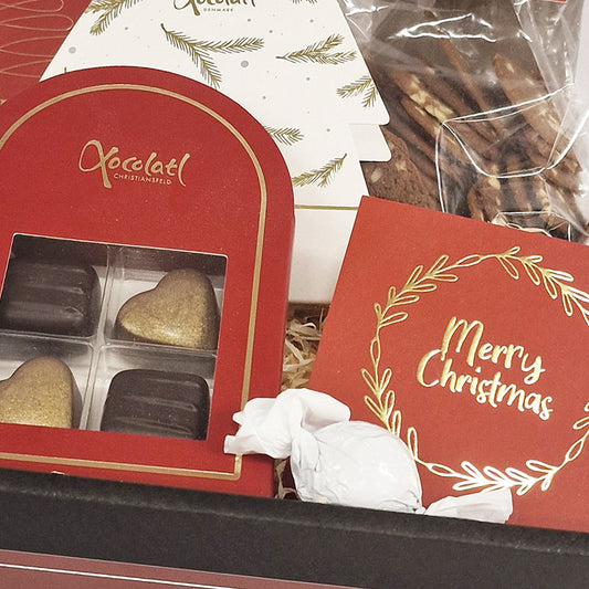 Gavekurv med juleslik og søde sager