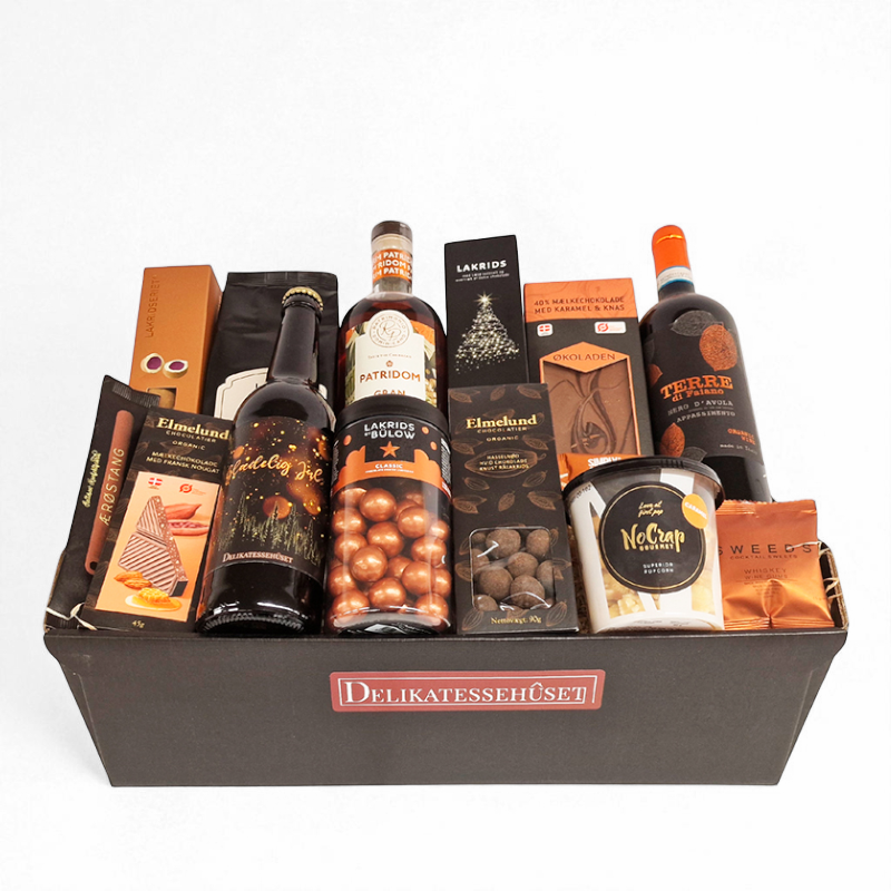 Overdådig julekurv med lækkerier, rødvin, rom og juleøl