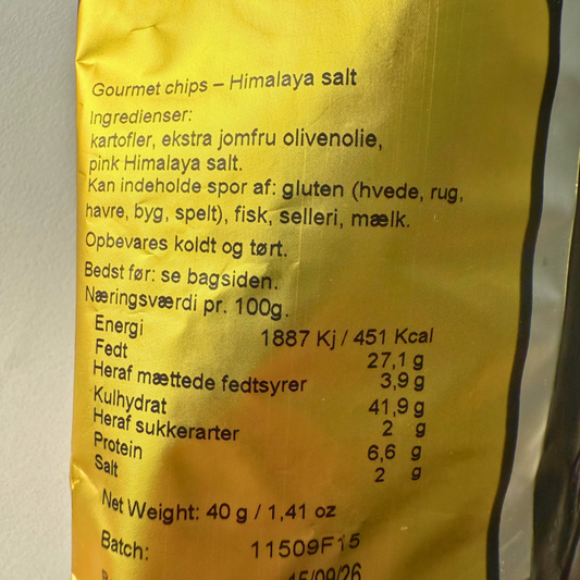 Bagsiden af Snackgold gourmet chips med Himalaya salt viser ingredienser og næringsindhold på dansk.