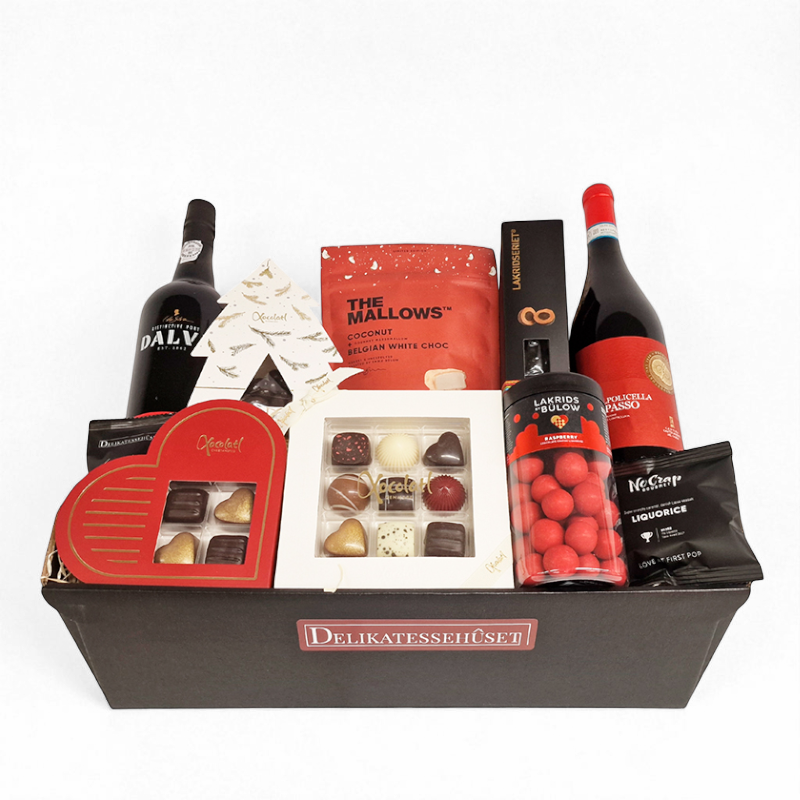 Julekurv med masser danske lækkerier, rødvin og portvin